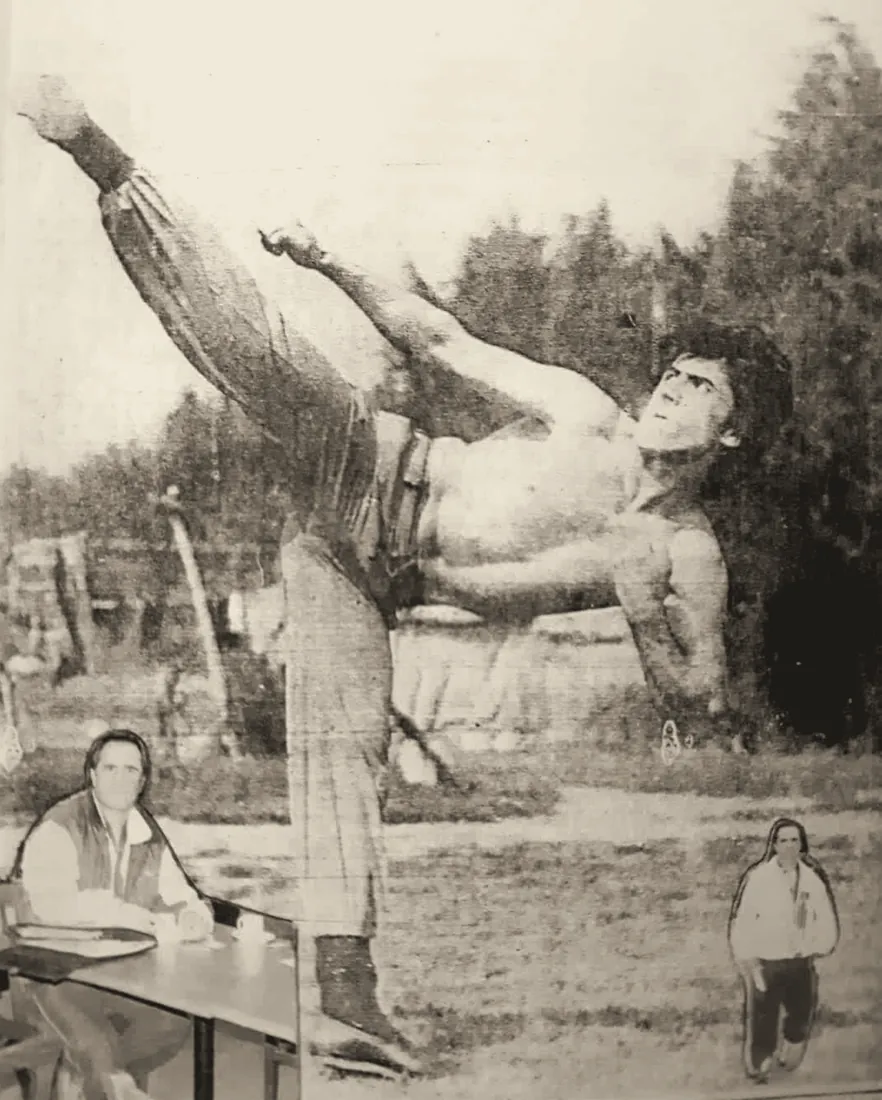 İbrahim Kuşaksız gençlik yıllarında yüksek tekme atarken, gazete fotoğrafı